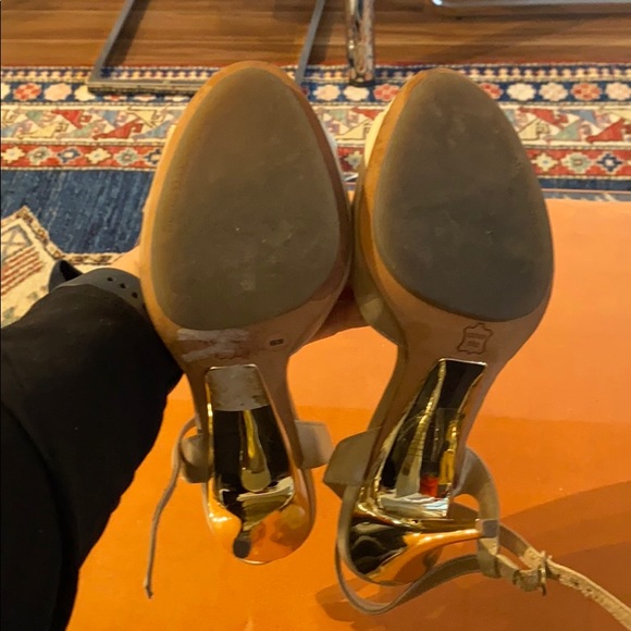 BCBG MaxAzria Pump - Picture 4 of 5